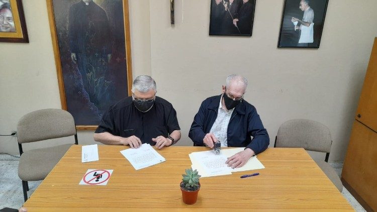 Consegna della reliquia dal Museo dei Martiri alla commissione di beatificazione