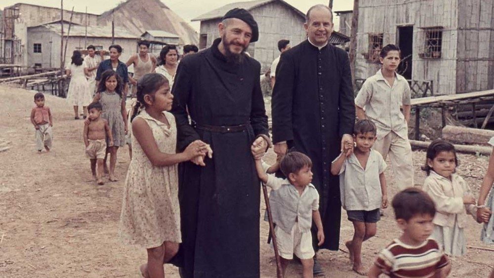L'Abbé Pierre dans un des bidonvilles où il a ouvert une communauté. 