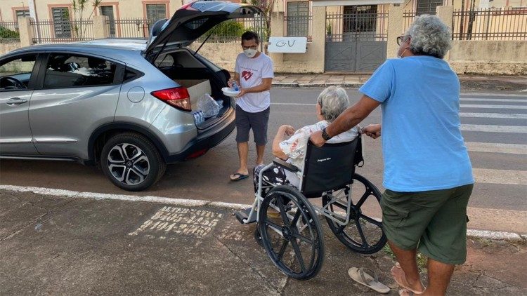 Marmita da Teresa reúne voluntários