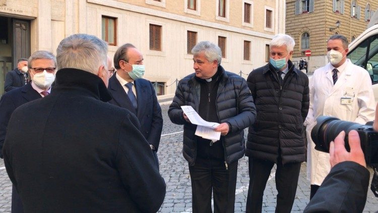 Il cardinale Krajewski (al centro) con i vertici dell'Università Cattolica (il rettore Anelli a sinistra) al momento della consegna dei farmaci 