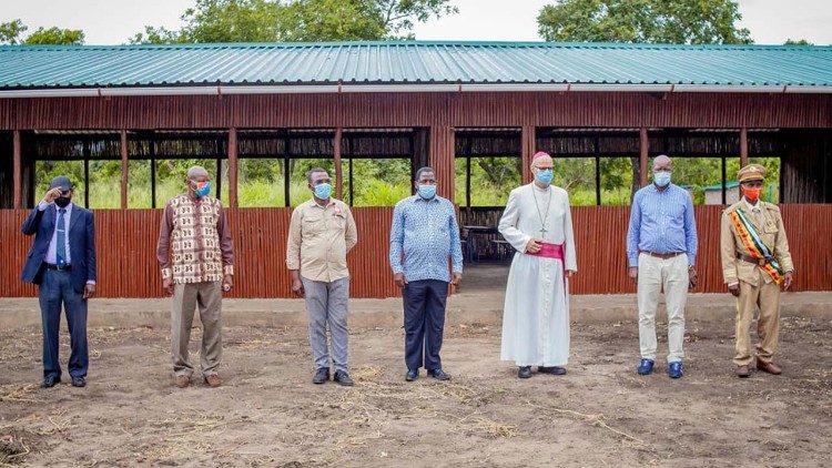 Dom Claudio dalla Zuanna na Escola para reassentados do ciclone IDAI (Beira, Moçambique)