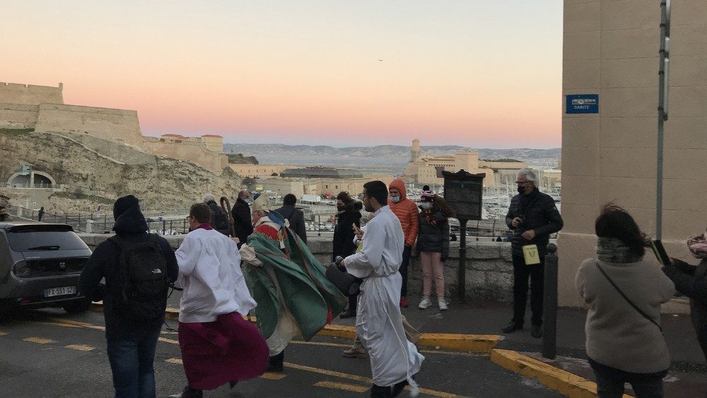Mgr Jean-Marc Aveline, sortant du Four des Navettes après la traditionnelle bénédiction. Crédit photo: Delphine Allaire. 