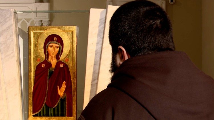 Fra Emiliano Antenucci davanti la Vergine del silenzio