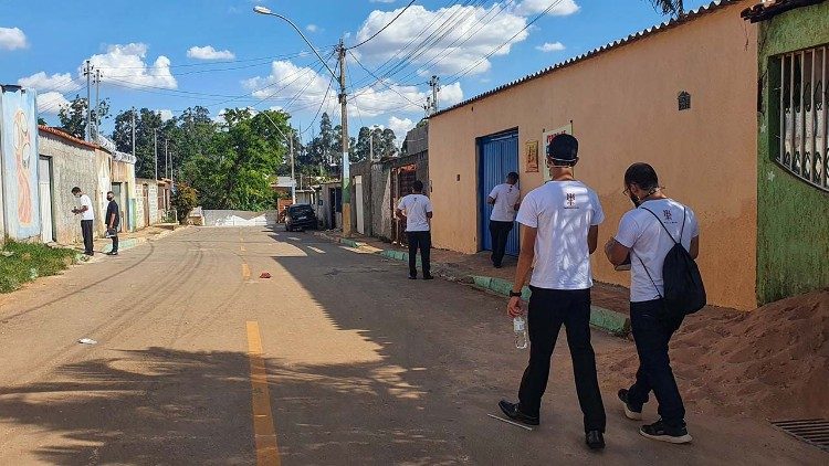 Seminaristas anunciam o Evangelho 