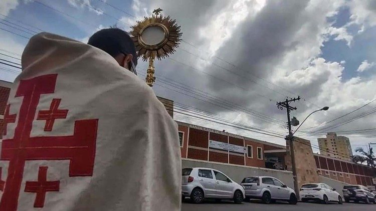 Padre Robson Caramano em momento de oração 