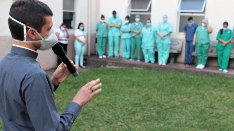 Padre Robson Caramano em momento de oração com os profissionais da Santa Casa 