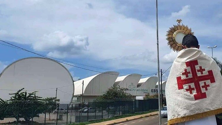 Padre Robson Caramano em momento de oração 