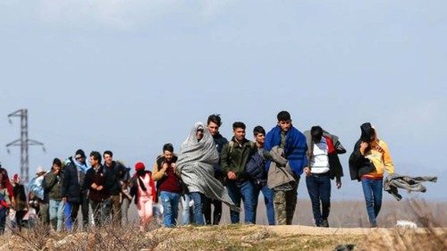 Francesco: anche i migranti costruiscono il futuro del mondo