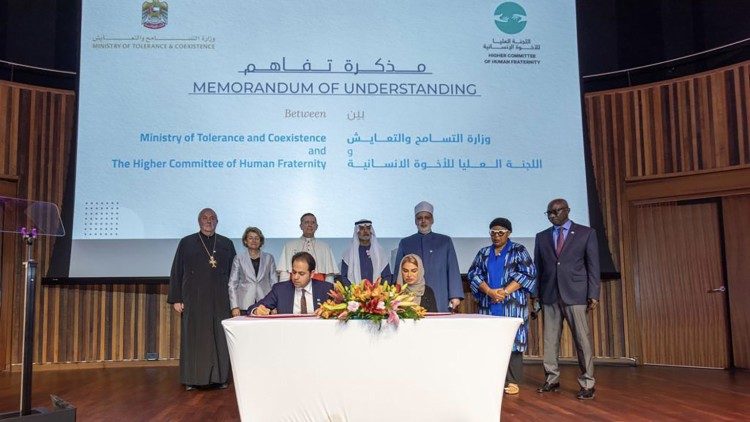 Detrás de los dos firmantes, el Alto Comité de la Fraternidad y el Ministro Al Nahyan