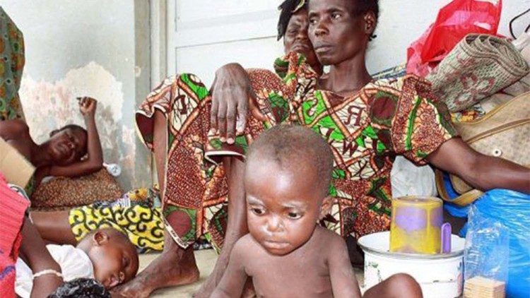 Des réfugiés de la mission catholique de Duékoué, en 2011.