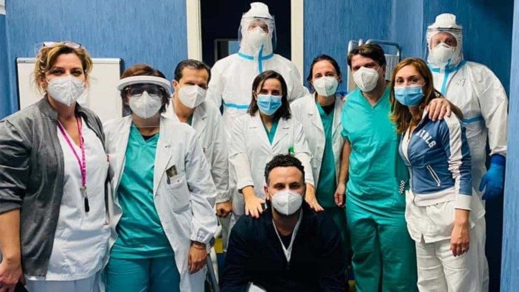 Infermieri e medici dell'Ospedale Santa Maria della Pietà.