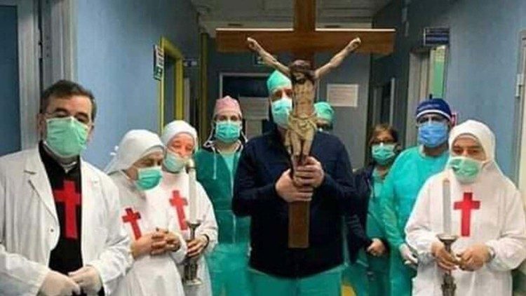 Un momento de oración en el Hospital de Casoria