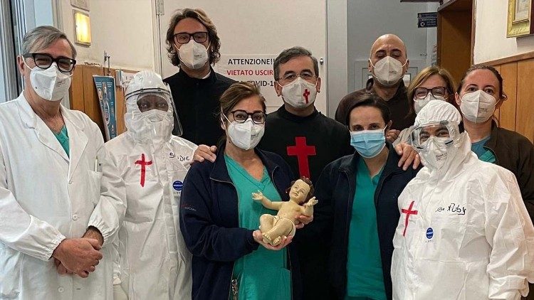 La statua del Bambino Gesù al centro di questa foto nell'Ospedale Santa Maria della Pietà.