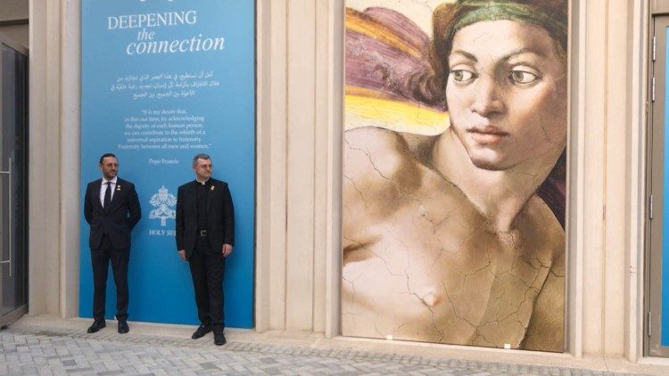 Monsignor Trafny (a destra) all'ingresso del padiglione della Santa Sede con l'architetto Giuseppe Di Nicola