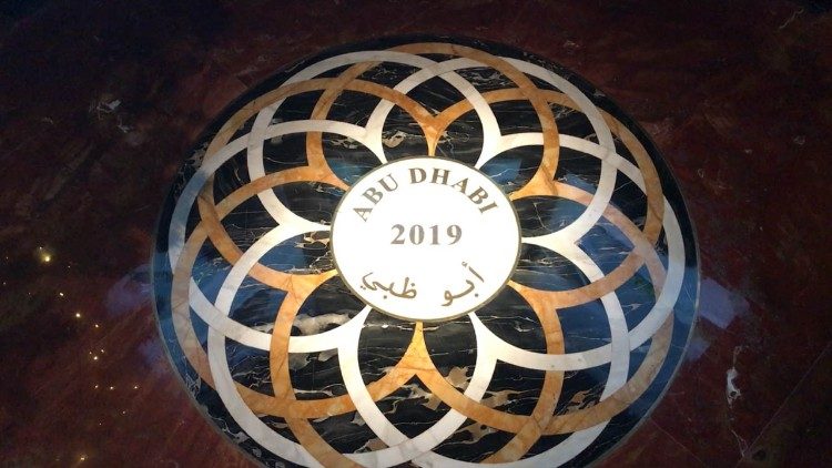 Il rosone in marmo che ricorda l'evento che ha visto protagonisti Papa Francesco e il Grande Imam di Al-Azhar Al Tayyeb