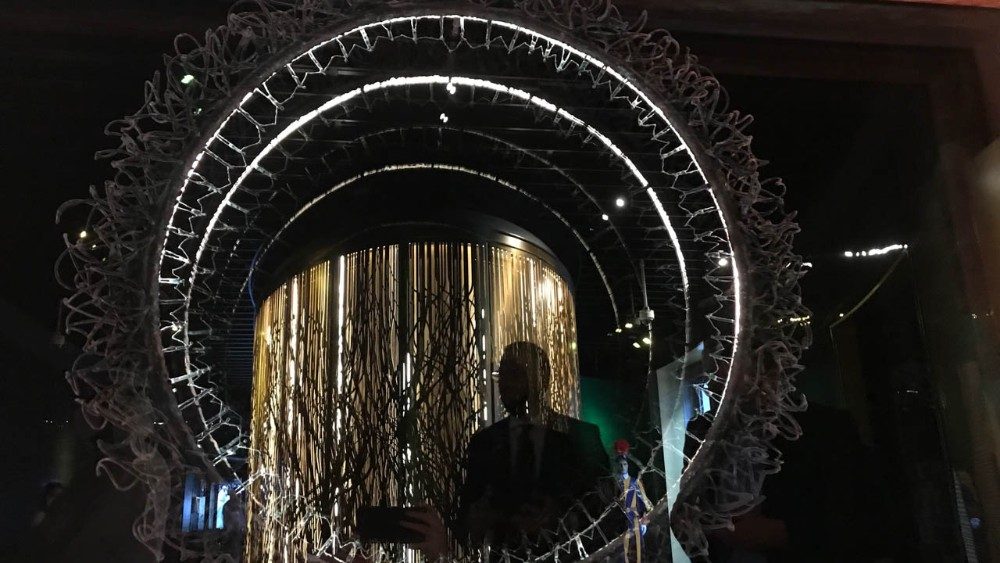 Corona di spine ma anche cerchio della Fratellanza, la scultura che accoglie i visitatori nella prima sala del padiglione