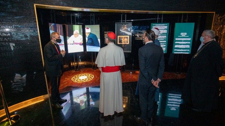 L' Alto Comitato davanti alla sezione del padiglione che ricorda la firma del Documento sulla Fratellanza Umana, il 4 febbraio 2019, ad Abu Dhabi