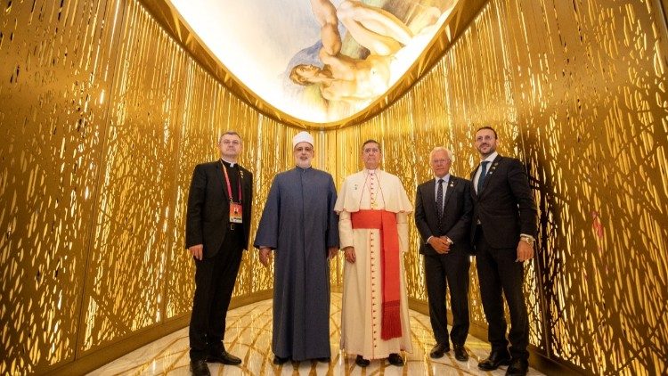 Nella sala della "Creazione di Adamo" del padiglione, da sinistra: monsignor Trafny, il vice del Grande Imam di Al-Azhar Al Duwaini, il cardinale Ayuso, il commissario del padiglione italiano Paolo Glisenti e l'architetto Giuseppe Di Nicola