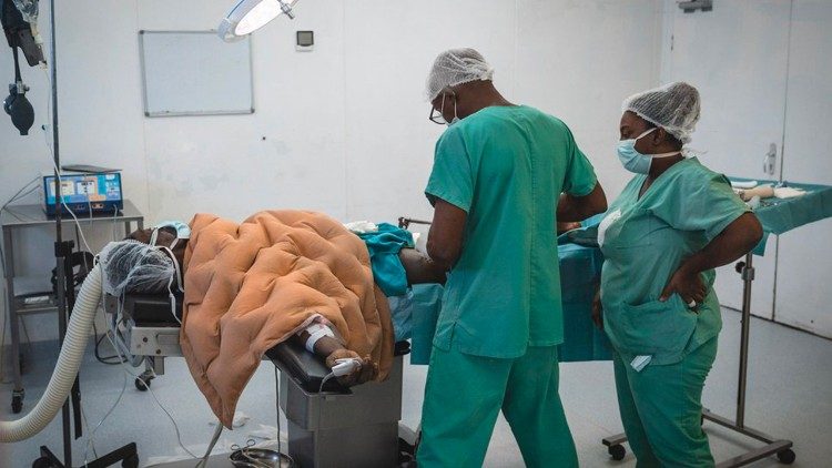 Quirófano en Puerto Príncipe para atender a los desplazados. Imagen de Pierre Fromentin (MSF)