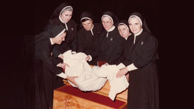 La religiosas con los restos de su fundadora