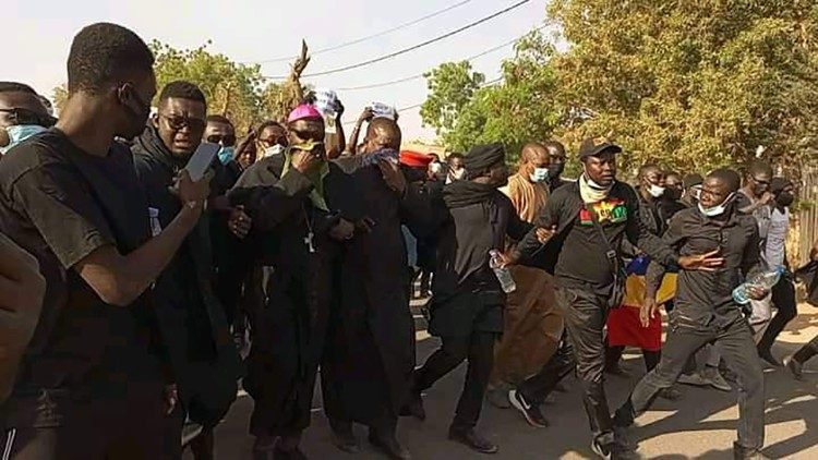 Mgr Edmond Djitangar, archevêque de N’Djamena (Tchad), entouré des manifestants, lors de la « marche pour la dignité et la justice » à l’occasion de la commémoration des victimes de Sandana ce 15 février à N'Djamena