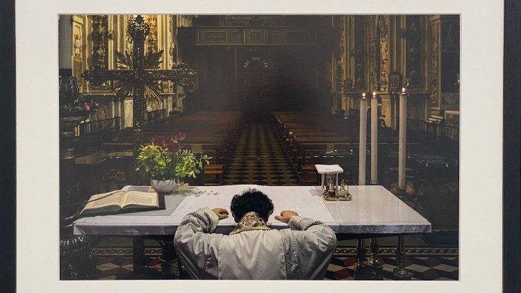 Don Giuseppe celebra la messa - Mostra "Dentro la zona rossa" , le immagini sono gentilmente concesse dal fotografo Marzio Toniolo 