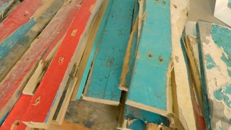 Le assi ricavate dai barconi spiaggiati a Lampedusa