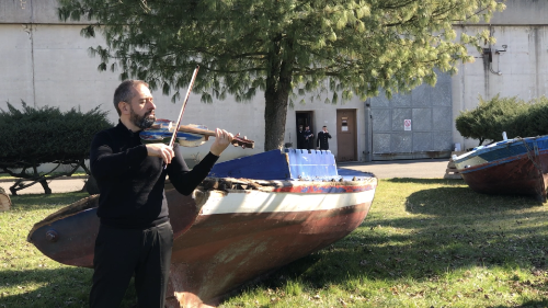 Da Lampedusa a Milano: barconi dei migranti saranno violini grazie ai detenuti