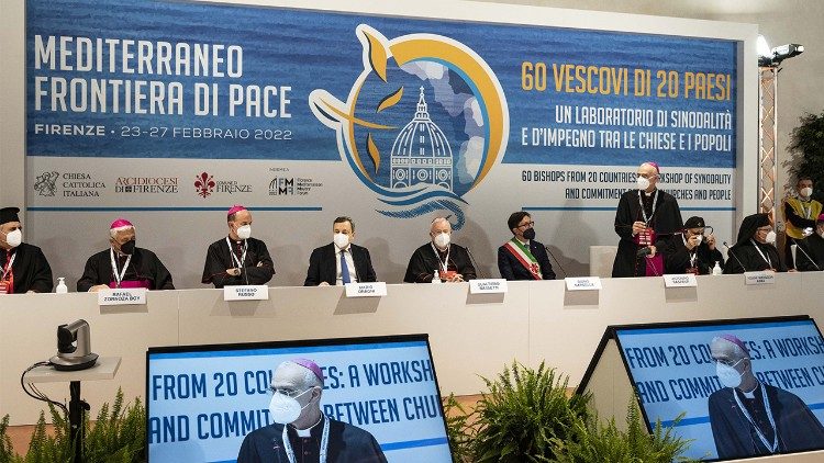 Il cardinale Bassetti e il premier Draghi aprono l'incontro a Firenze sul Mediterraneo (© Siciliani-Gennari/CEI)