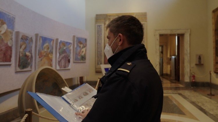 A guard taking inventory in one of the rooms of the Pinacoteca