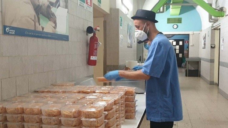 JRS staff preparing meals for migrants and refugees in need (Centro Astalli/JRS Italy)