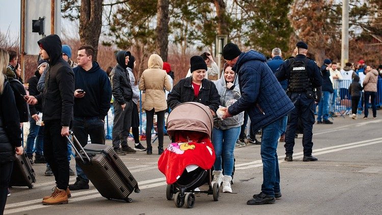 Scappano famiglie con i bambini