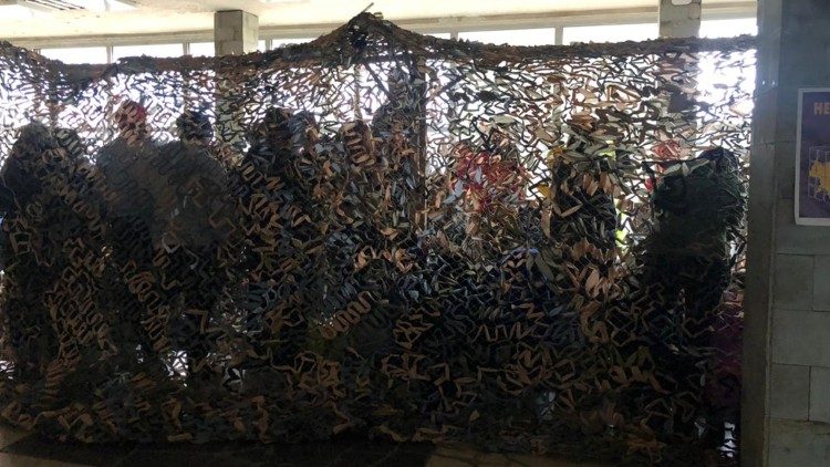 Freiwillige fertigen in Lemberg Tarnnetze für das ukrainische Militär