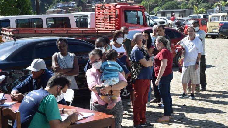 Petrópolis: famílias são acolhidas nas paróquias 
