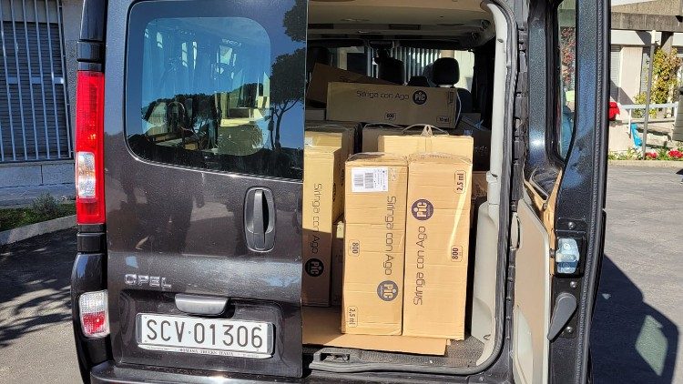 Il pulmino del Vaticano con gli aiuti per l'Ucraina