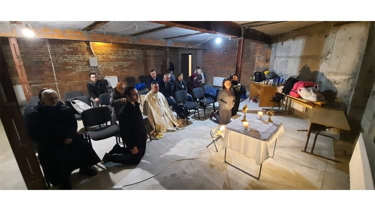 Fieles acogidos en instalaciones de la parroquia