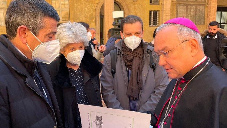 Maurizio Lupi consegna a Peña Parra l'Appello per la pace in Ucraina firmato da deputati e senatori