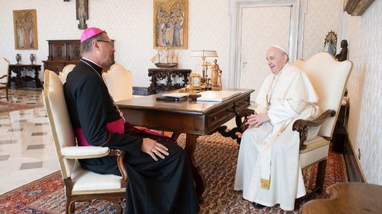 Арцыбіскуп Вісвальдас Кульбокас падчас сустрэчы з Францішкам