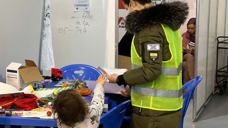 Volontari nel centro di accoglienza a Chisinau