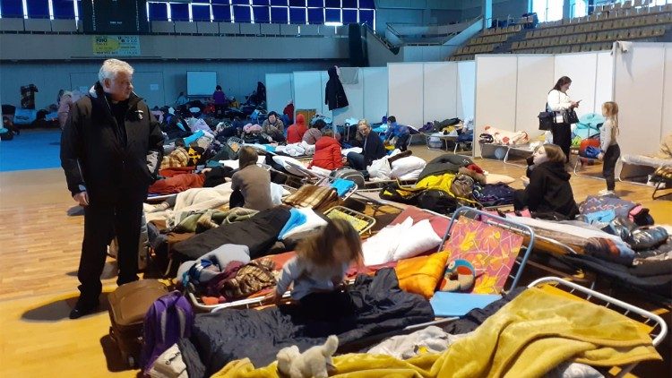 Cardinal Krajewski visits refugees in Poland