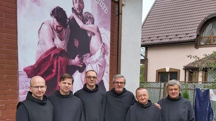 La comunità ucraina dei Fatebenefratelli con il superiore della Provincia Polacca fra Dmowsky (il primo a sinistra)