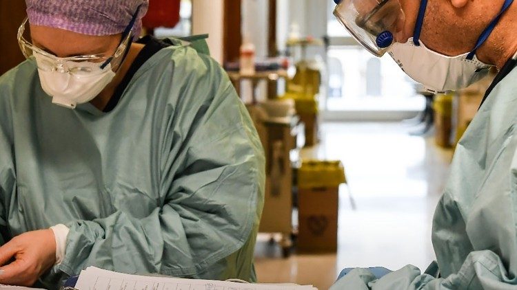 Medici e infermieri di un ospedale dei Fatebenefratelli al tempo del Covid-19