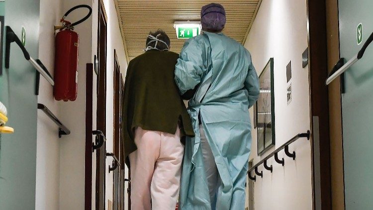 Um enfermo caminha com o seu médico