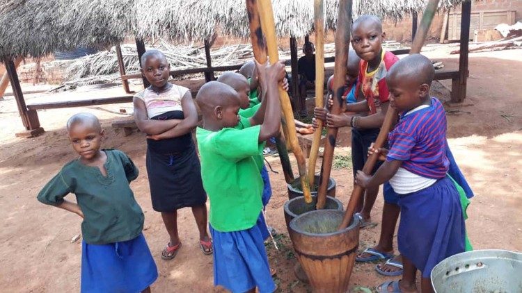 Crianças pigmeus na escola comboniana na República Democrática do Congo