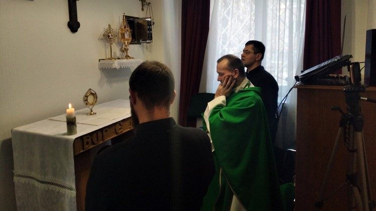 Oblates in Kyiv pray before the Blessed Sacrament