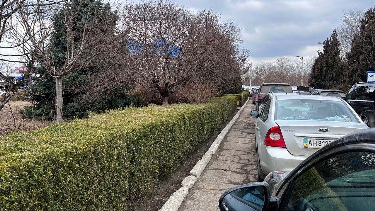 Queuing at the Sculeni border (Moldova) to enter Romania