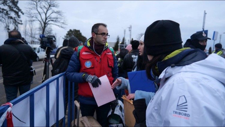 Romanian volunteers with Ukrainian refugees, Siret