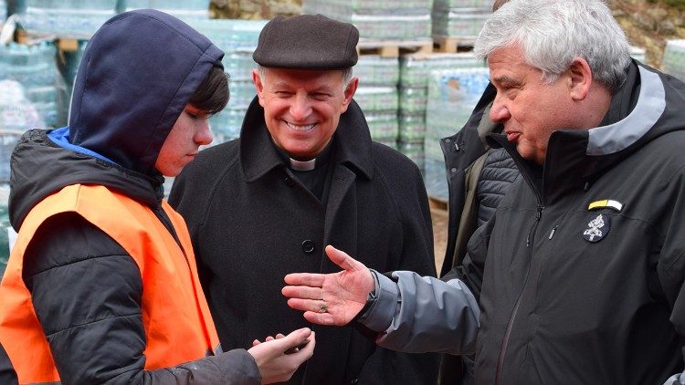 El cardenal Krajewski con el obispo Mokrzycki en Leópolis, Ucrania. 