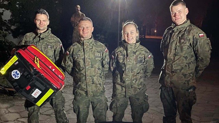 Podchorążowie przeprowadzili remont po zajęciach, często pracując do późnych godzin wieczornych.