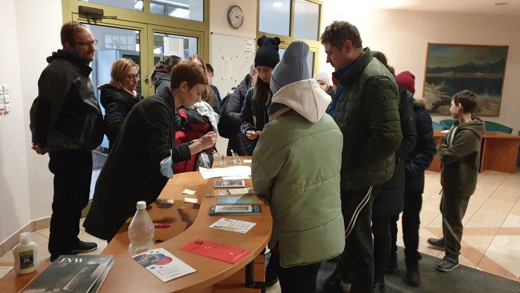 Un punto di prima accoglienza dei profughi nel quartiere di Falenica, a Varsavia